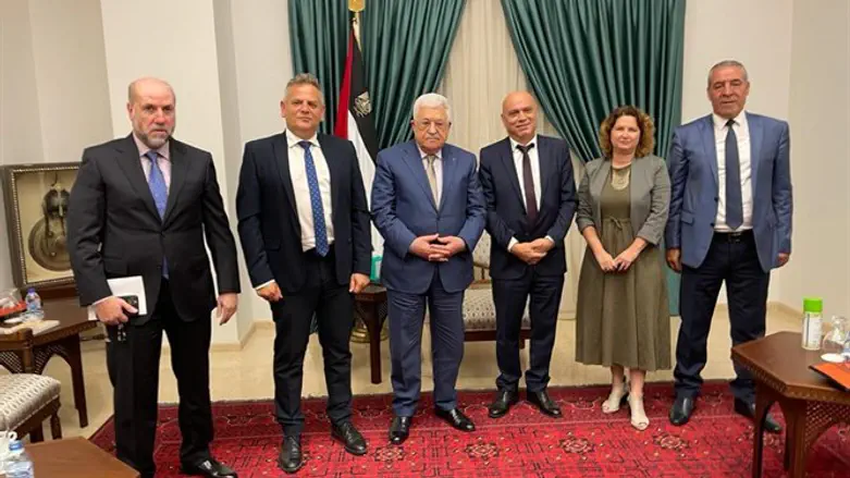 השר ניצן הורוביץ וראשי מפלגת מרצ בפגישה עם יו"ר הרשות אבו־מאזן במוקטעה