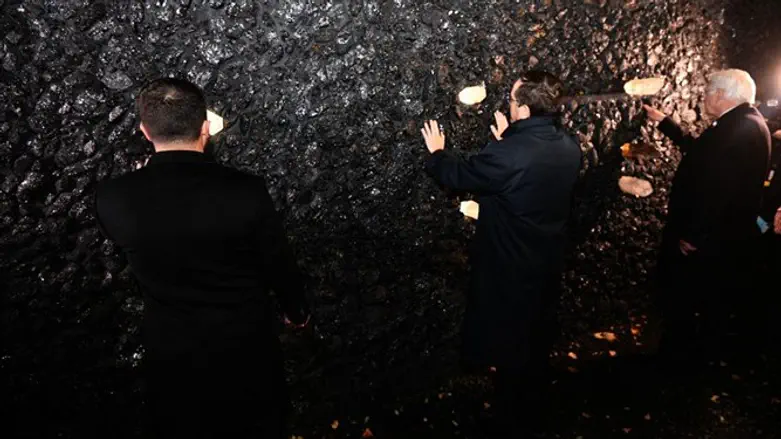 У "Кристальной Стены Плача в Бабьем Яру"