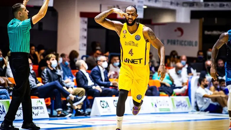 ג'ונסון חוגג הערב באיטליה