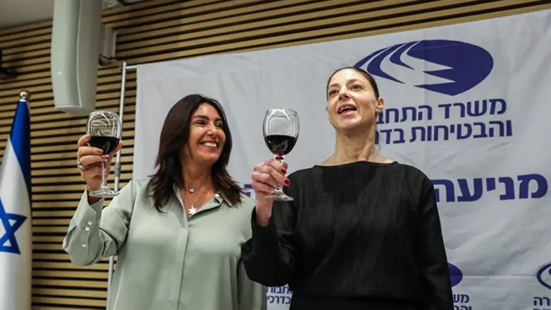מרב מיכאלי (מימין) בטקס הכניסה למשרדה