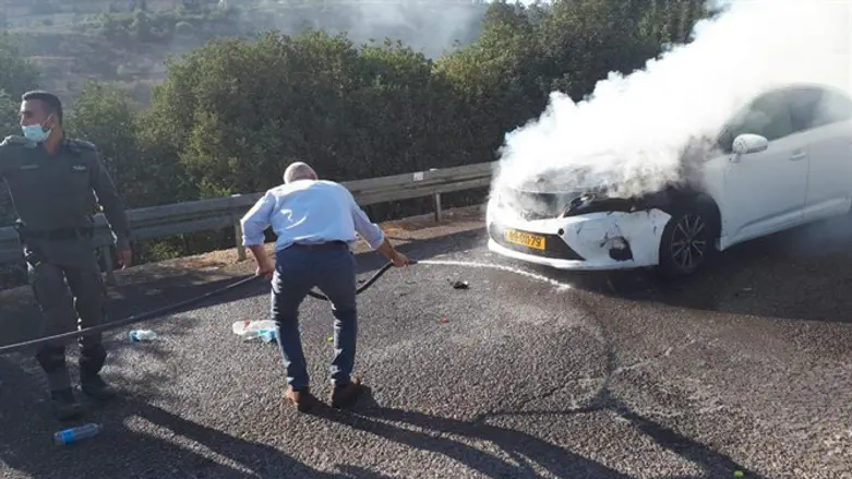 Новый глава ШАБАК тушит пожар на дороге