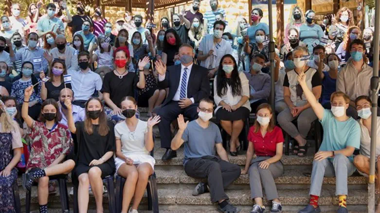Yaakov Hagoel with new olim from 26 countries