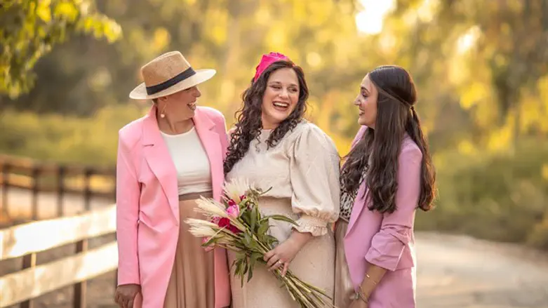 מצטלמות לרגל חודש המודעות לסרטן השד