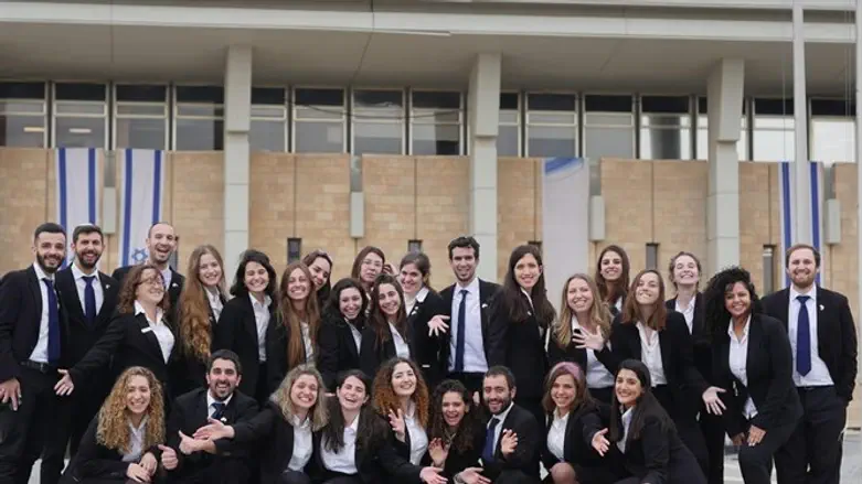 צוות המדריכים בכנסת לפני הקורונה