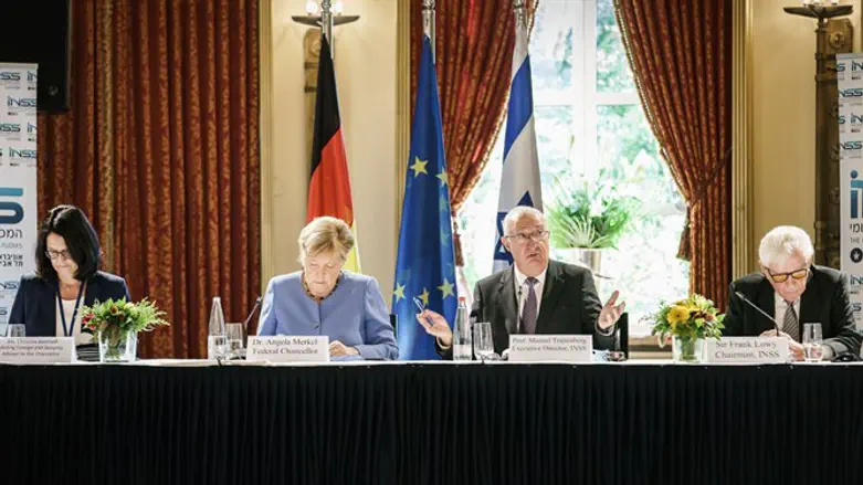 אנגלה במרקל במפגש עם בכירי המכון