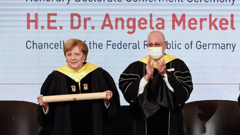 נשיא הטכניון פרופ' אורי סיון מעניק לקנצלרית מרקל את תואר הכבוד