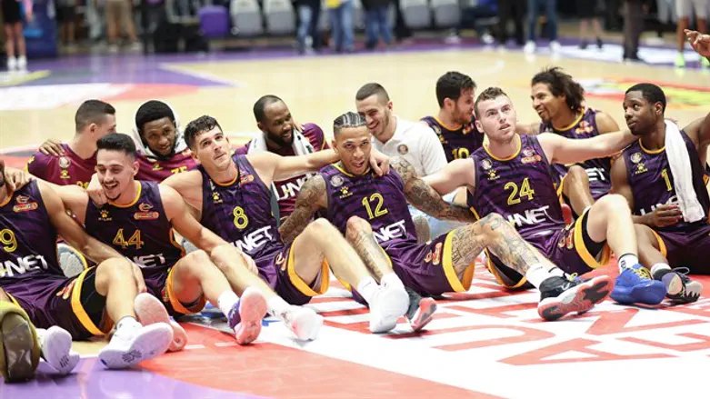 שחקני חולון חוגגים ניצחון גדול