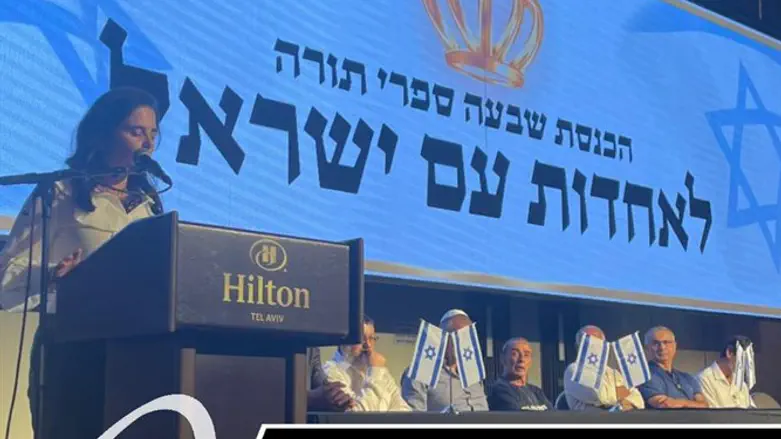 שקד בהכנסת ספרי התורה