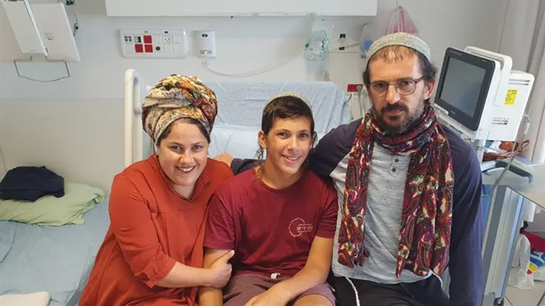 חנה אלורו כהן עם בנה שאושפז