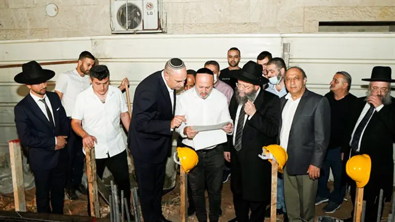 הנחת אבן פינה לבית הכנסת יהודה ותמר אלעזרוב