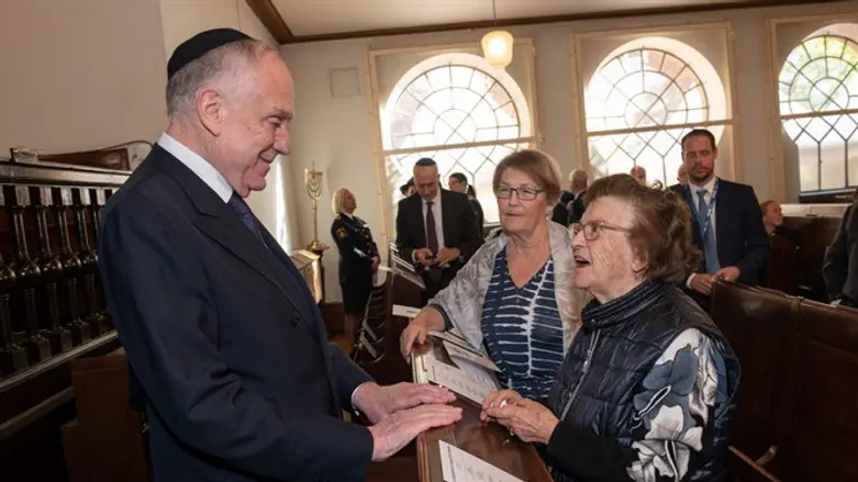 Ronald Lauder at Malmo synagogue