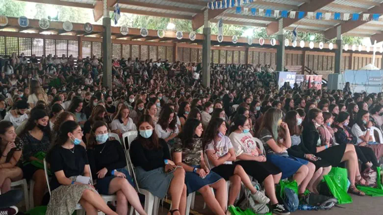 Girls come to hear about the army