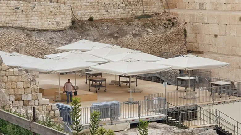 חיפוי העץ ברחבת הכותל הדרומית