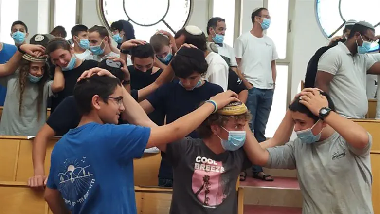 התלמידים בתפילת הגשם