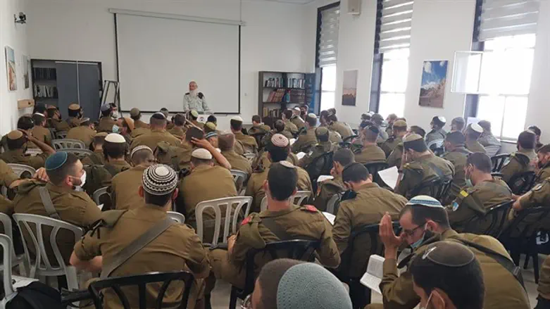 הרב אייל קרים עם חיילי ההסדר