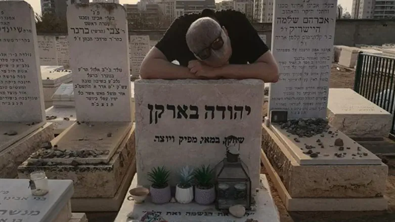 רועי בארקן על קברו של אביו