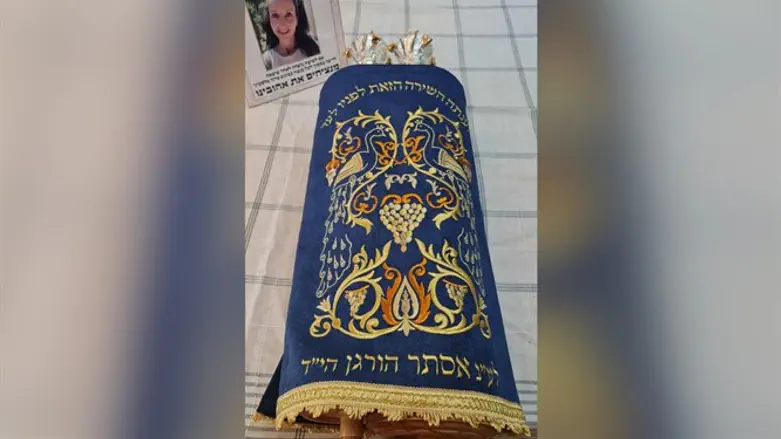ספר התורה לעילוי נשמת אסתר הורגן
