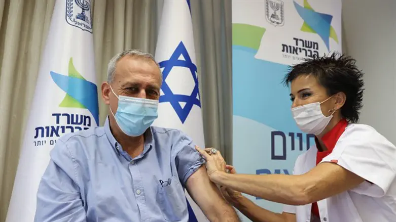 פרופ' נחמן אש מתחסן