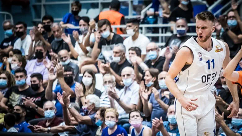 אוהדי הרצליה הערב. שמרו על מאזן מושלם