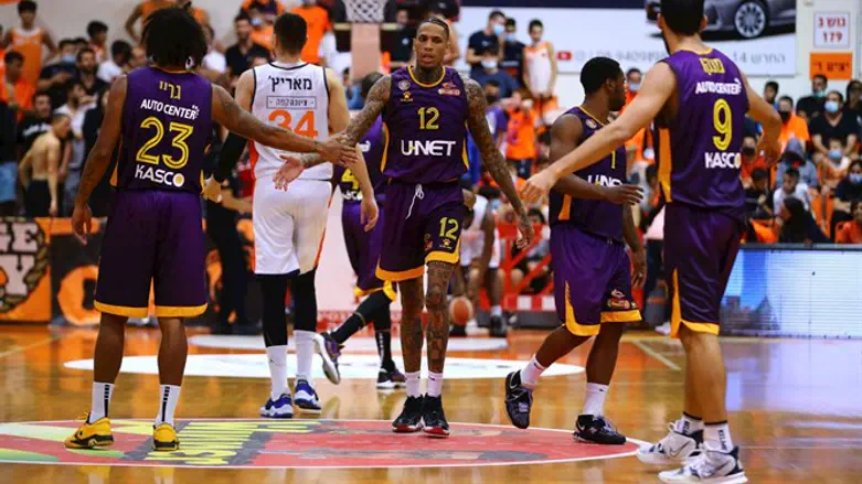 שחקני חולון חוגגים הערב עוד ניצחון העונה ומאזן מושלם