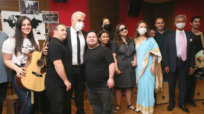 לפיג והשר ההודי במרכז שלווה