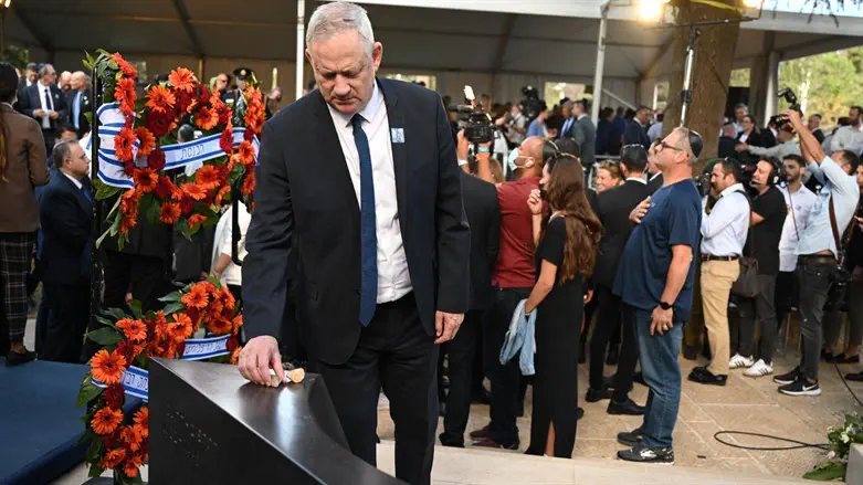 בני גנץ בקברו של יצחק רבין