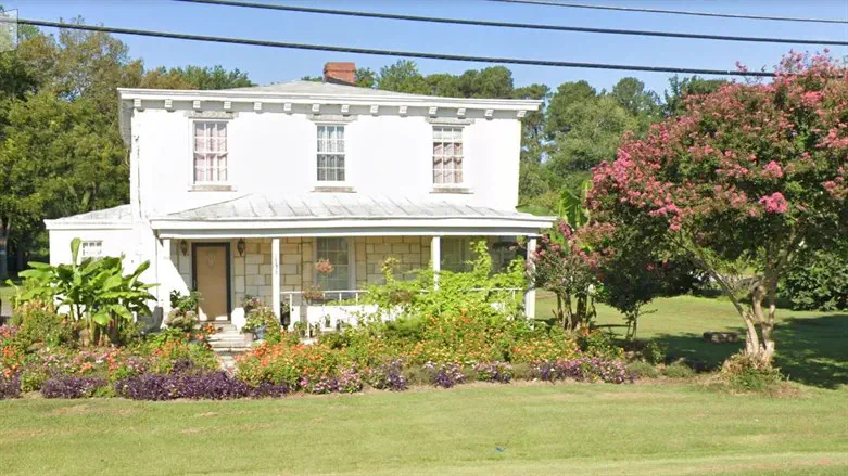 הבית המחופה במצבות