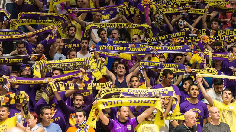 אוהדי חולון. למצולמים אין קשר לכתבה