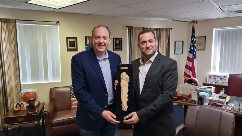 יוסי דגן מעניק אבן מהשומרון ללי זלדין