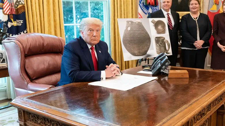 Prseident Trump in Oval Office