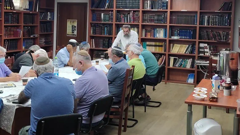 גמלאי אשקלון מצטרפים לתלמידי הישיבה