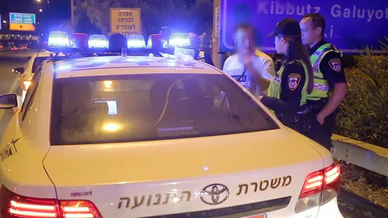 משטרת התנועה מבצעת בדיקת אלכוהול. ארכיון