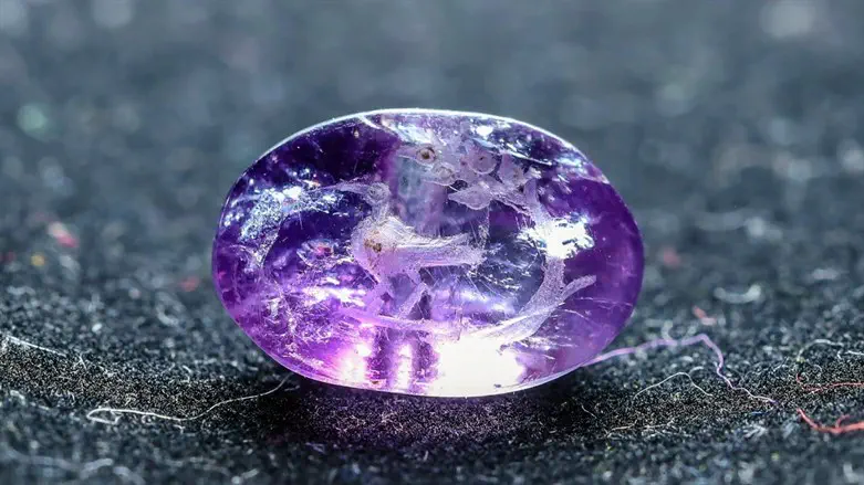 אבן סגלגלה וזעירה