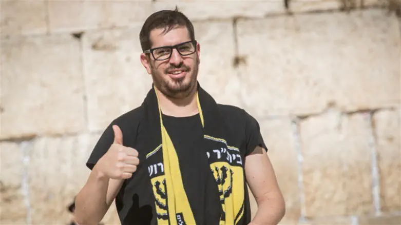 משה חוגג. מסתבך