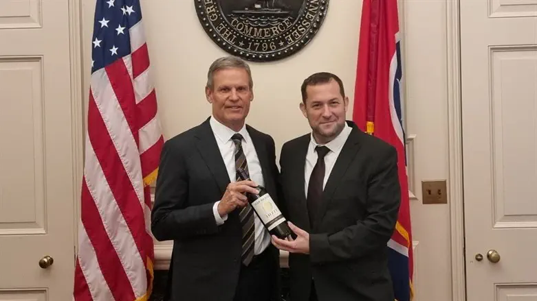 יוסי דגן מעניק לביל לי יין תוצאת יקב הר ברכה