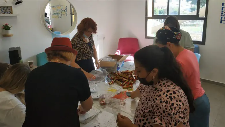 הצוות אורז ערכות ל-800 התלמידים שבבית