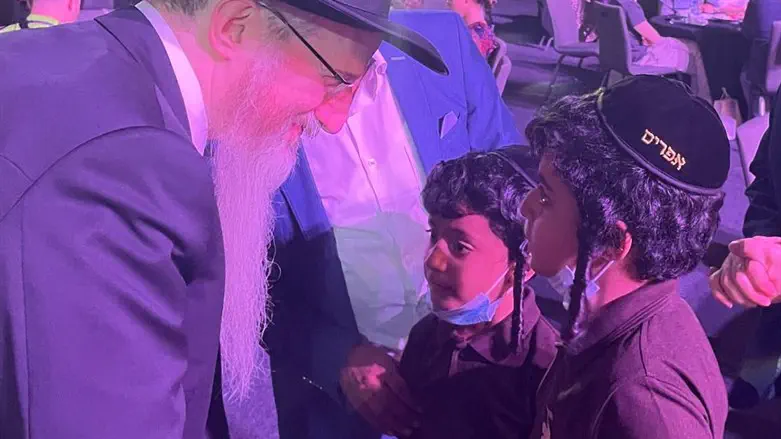 הילדים מתימן מודים לרב לזר על הצלתם