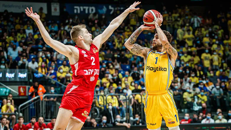 סקוטי ווילבקין בדרך לעוד סל, מול ווילי וורקמן מירושלים