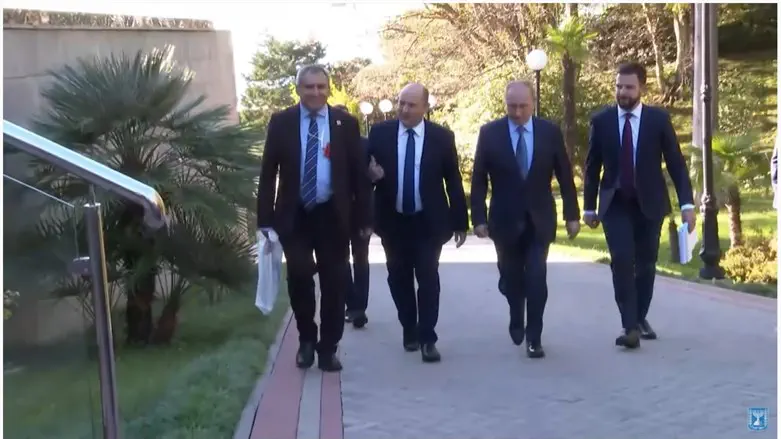 אלקין עם השקית (משמאל)