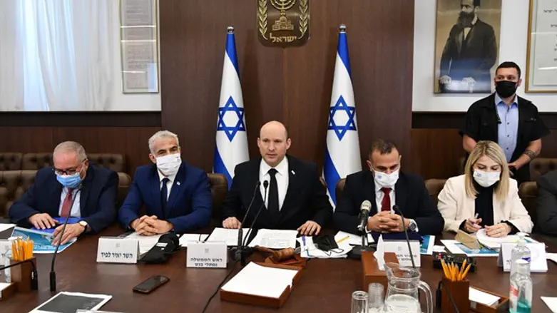 Bennett at Cabinet meeting