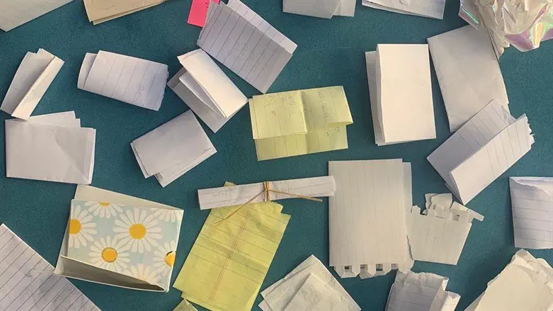 חלק מן הפתקים