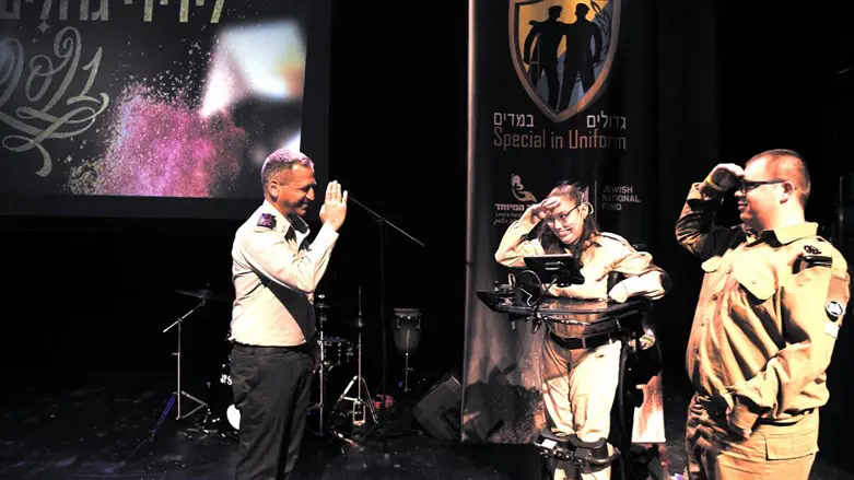 הרמטכ"ל עם חיילי גדולים במדים