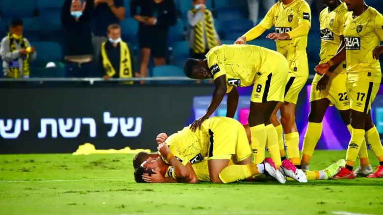 שחקני בית"ר חוגגים ניצחון שני