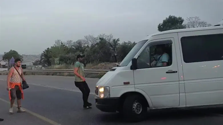 עוברים דרך הפרצה בגדר