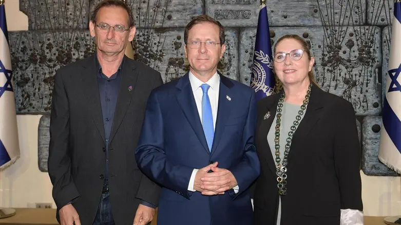 הנשיא ורעייתו עם ח"כ לשעבר דב חנין