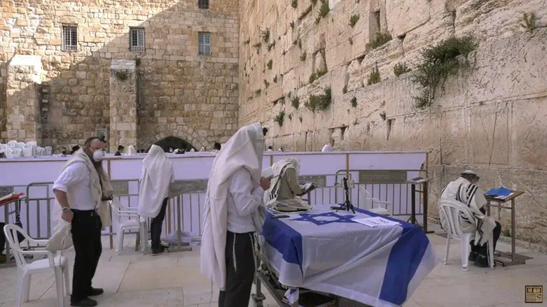 תפילת שחרית חגיגית בכותל המערבי