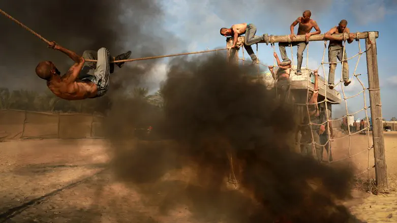 מחבלי חמאס באימונים צבאיים