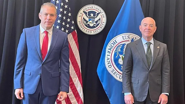 השר להגנת המולדת עם השגריר ארדן