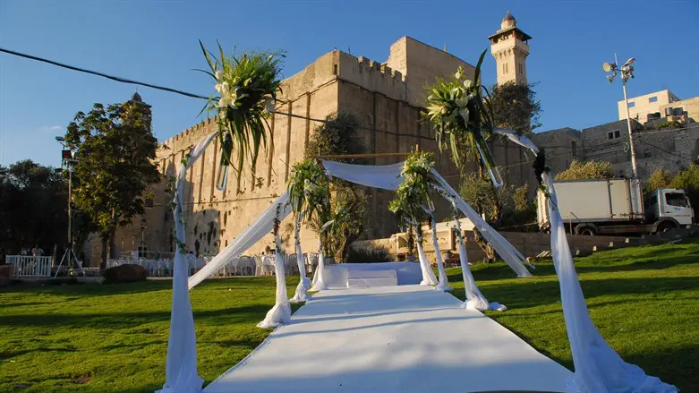 חופה במערת המכפלה