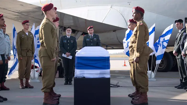 החזן הראשי שי אברמסון בטקס בשדה התעופה